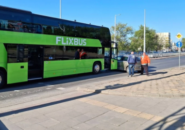 Автобус и кола се удариха в центъра на Пловдив