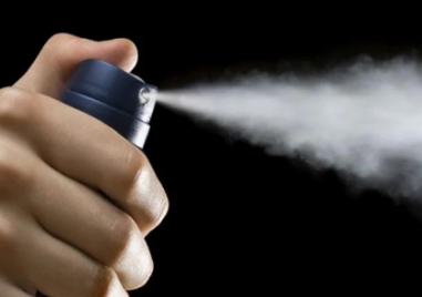 Криминално проявен нападна жена, тя го напръска със спрей и избяга