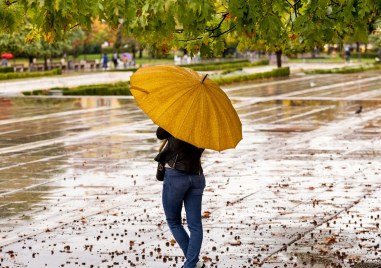 Жълт код за валежи утре в пет области от страната