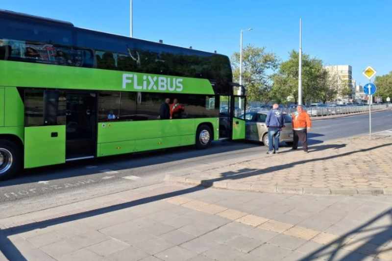 Автобус и кола се удариха в центъра на Пловдив