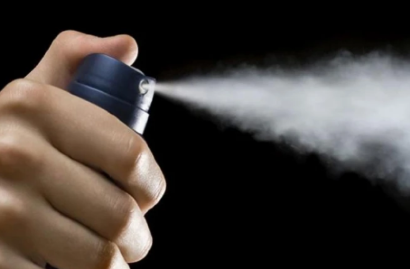 Криминално проявен нападна жена, тя го напръска със спрей и избяга