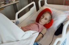 Донка води жестока борба с рака, за да остане до детето си