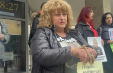 С вързани ръце майката на загиналия Недялко показа безсилието си от правосъдието