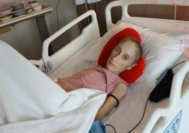 Донка води жестока борба с рака, за да остане до детето си