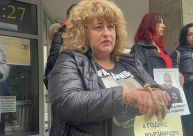 С вързани ръце майката на загиналия Недялко показа безсилието си от правосъдието