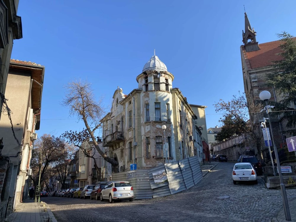 Лъч надежда за „Къщата с кулата“ – общината с шанс да спаси емблематична сграда