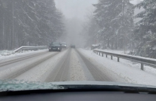 Снежна изненада в навечерието на май, критична е ситуацията в Смолянско