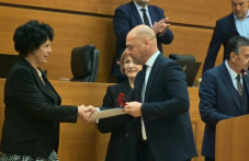 Връчиха Почетна значка на Пловдив на диригента Милка Толедова и хормайстора Юлия Петрова