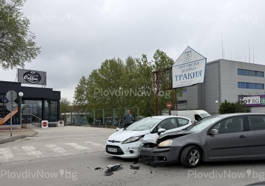 Катастрофа с две коли на Брезовско шосе затруднява движението