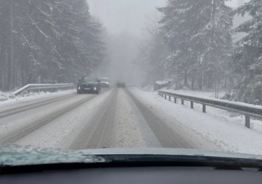 Снежна изненада в навечерието на май, критична е ситуацията в Смолянско