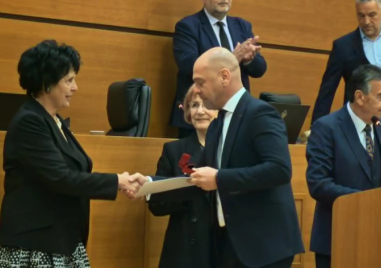 Връчиха Почетна значка на Пловдив на диригента Милка Толедова и хормайстора Юлия Петрова