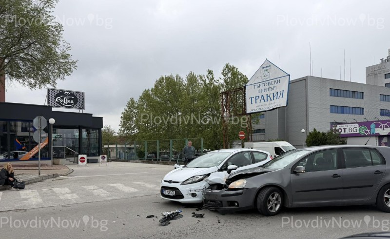 Катастрофа с две коли на Брезовско шосе затруднява движението