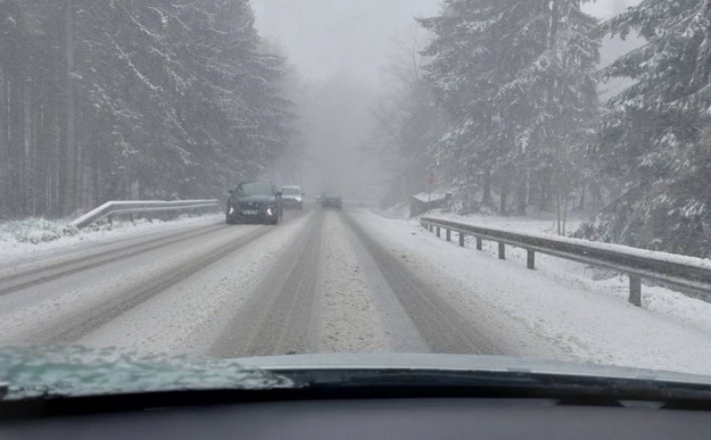 Снежна изненада в навечерието на май, критична е ситуацията в Смолянско