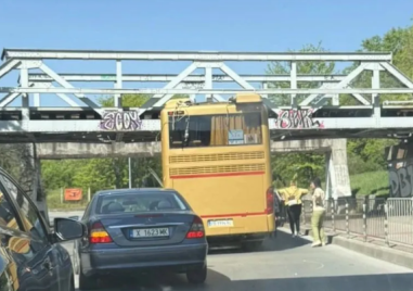 Автобус с деца се заклещи под мост в Пловдив