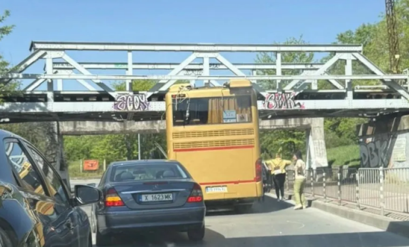 Автобус с деца се заклещи под мост в Пловдив