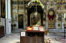“На това място има енергия. Иконите тук помагат“ - вярващи се молят за здраве в храма „Св. Георги Победоносец“