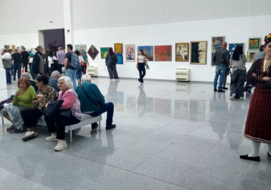 Пловдивските художници изпълниха с цветове пролетната си изложба