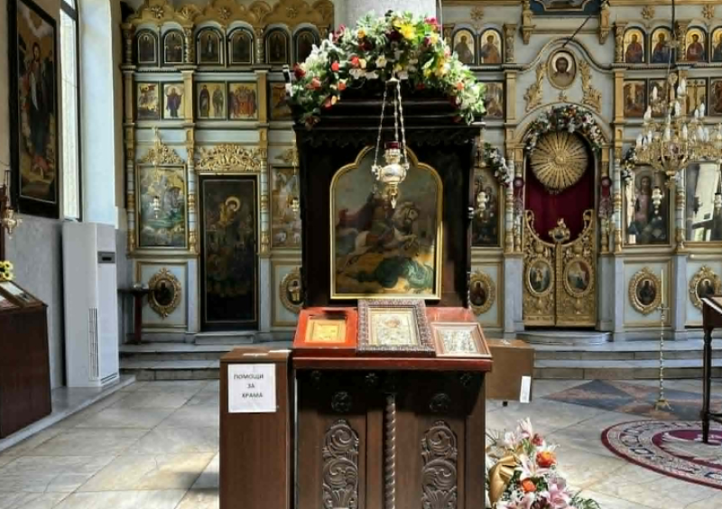 “На това място има енергия. Иконите тук помагат“ - вярващи се молят за здраве в храма „Св. Георги Победоносец“