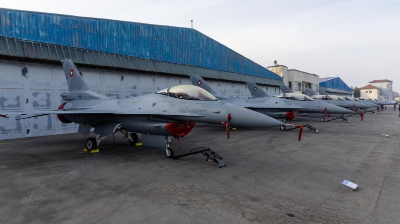 Пилоти и инженери на F-16 разказаха за обучението и модернизацията в „Граф Игнатиево“