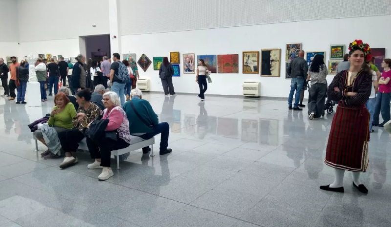 Пловдивските художници изпълниха с цветове пролетната си изложба