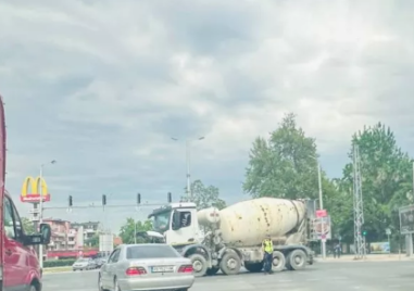 Аварирал бетоновоз предизвика задръстване на натоварено кръстовище