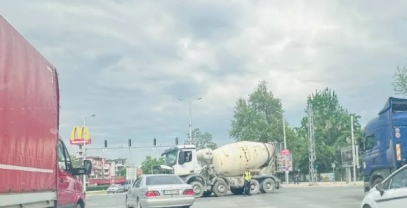 Аварирал бетоновоз предизвика задръстване на натоварено кръстовище