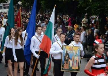 Шествие за Деня на светите братя Кирил и Методий спира движението край Хуманитарната гимназия