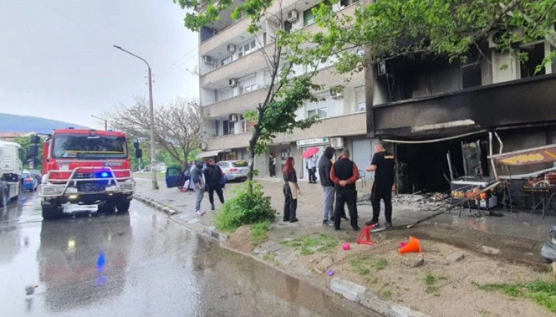 Огнеборци от Асеновград потушиха пожар в закусвалня