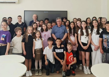 Ученици от Войводиново проведоха урок по родолюбие с наследника на Ботевия род Боян Ботйов