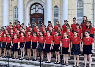 Уникална изложба на букварите под открито небе откриха с концерт и официална церемония