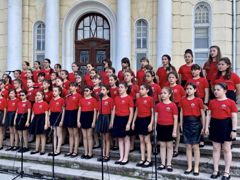 Уникална изложба на букварите под открито небе откриха с концерт и официална церемония