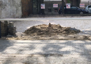 Ремонтираха разбития тротоар пред нов платен паркинг в центъра на Пловдив