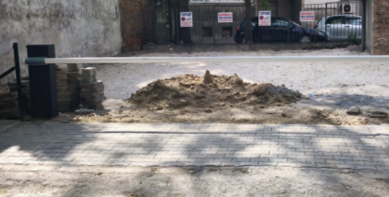 Ремонтираха разбития тротоар пред нов платен паркинг в центъра на Пловдив