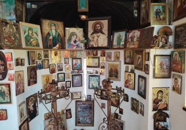 Ентусиасти от Карлово възстановиха поруган от вандали параклис СНИМКИ