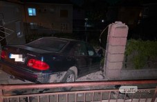 Мерцедес се вряза в ограда в асеновградски квартал, двама се разминаха с леки наранявания