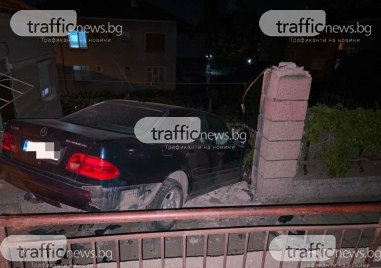 Мерцедес се вряза в ограда в асеновградски квартал, двама се разминаха с леки наранявания