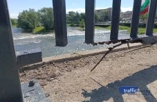 Да не се излагаме пред чужденците! Пребоядисаха ръждясал парапет на моста на Водната палата
