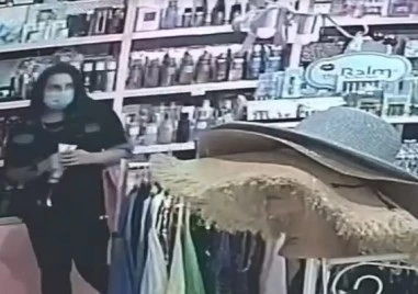 Камера засече крадла в магазин на центъра на Пловдив
