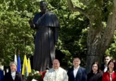 Откриха статуя на папа Франциск в Раковски