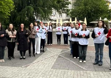 Със свещи във формата на червената панделка Пловдив почете засегнатите от ХИВ/СПИН