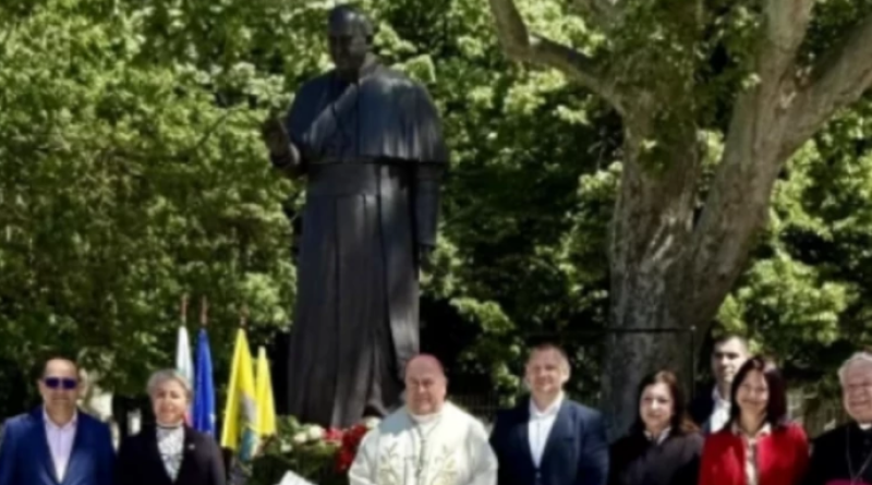 Откриха статуя на папа Франциск в Раковски