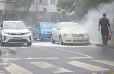 Кола се запали в движение в централната част на Пловдив