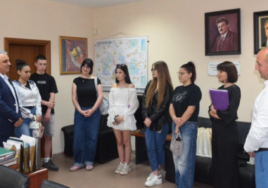 По инициатива на Община Марица три момичета от Труд получиха стипендии за университет от фондации