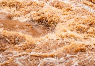 Стара река излезе от коритото си, повреди колектор край Карлово