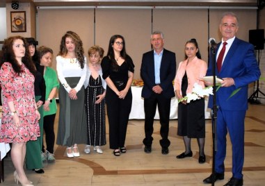 Учители, директори, културни дейци, творци отличени в Асеновград