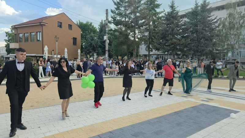 Зрелостниците в Брезово изиграха традиционното абитуриентско хоро