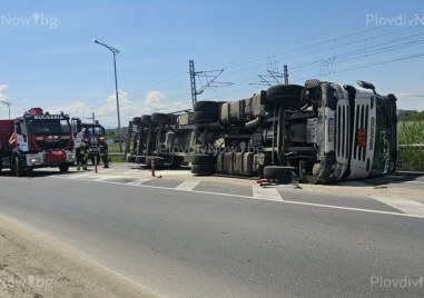 Изтеглят обърнатата цистерна