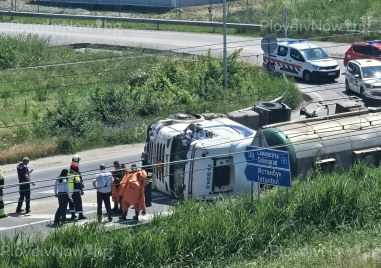 Обърната цистерна с киселина затвори района на пътен възел „Скобелева майка“