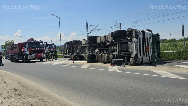 Изтеглят обърнатата цистерна