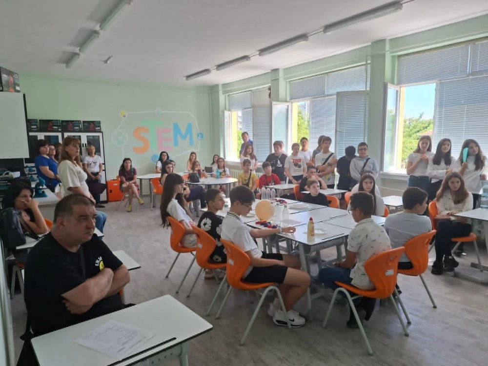 ОУ „Димитър Димов“ откри нов  STEM кабинет по природни науки